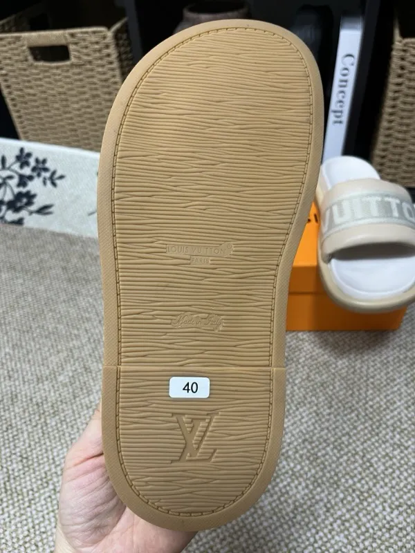 P320💰[New model] Long-term availability, 2025 new model, couple model [LOUlS VUlTTON] comes with drawer box, bag, card, invoice "Louis Vuitton ~ unique modern sandals. 》LV counter purchasing 🏃Men's and women's casual slippers, sold at the same time at the counter, the original old flower material upper is soft and comfortable, (refuses to discolor and rub the feet) sole: original factory special combination original sole, code number: 35--46 4 multiple colors 🉑️ to choose from